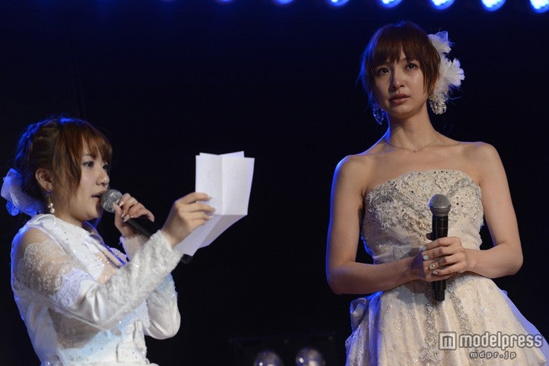 （左から）高橋みなみ、篠田麻里子（C）AKS