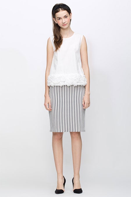 ノースリーブ裾フリルブラウス「riana」10,692円（税込）