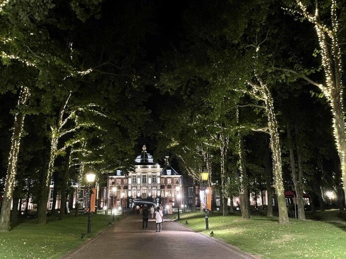 「パレスハウステンボス」につづく閑静な並木道