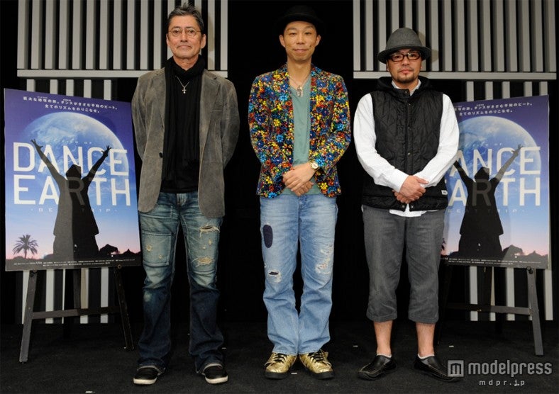 完成披露試写会に登場したUSA（中央）、ナレーションのロバート・ハリス（左）、佐藤監督（右）／（C）2013 LDH INC．ALL RIGHTS RESERVED．