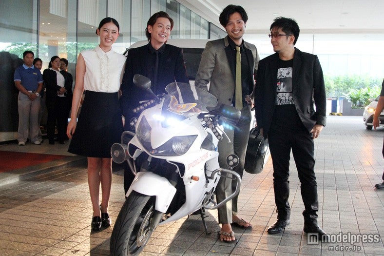 （左から）武井咲、佐藤健、青木崇高、大友啓史監督