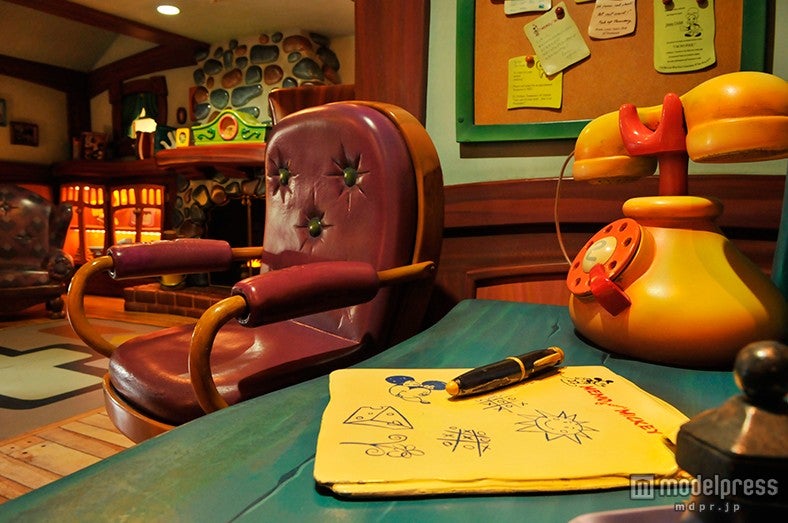 リビングルームのデスク（C）Disney