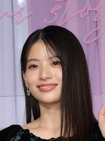 ええっ、9頭身ある！ 出口夏希、最強シルエットが浮かぶ凄いドレスで現る 腰の位置が高っ！ 北村匠海との小顔並びが凄い