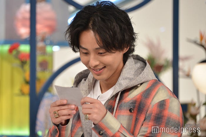 自分の情報が書いてあるメモを見て笑顔がこぼれる藤ヶ谷太輔(C)モデルプレス