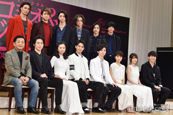 (下段左から)小池修一郎氏、宮尾俊太郎、木下晴香、大野拓朗、古川雄大、葵わかな、生田絵梨花、大貫勇輔(上段左から)廣瀬友祐、渡辺大輔、木村達成、三浦涼介、平間壮一、黒羽麻璃央 (C)モデルプレス