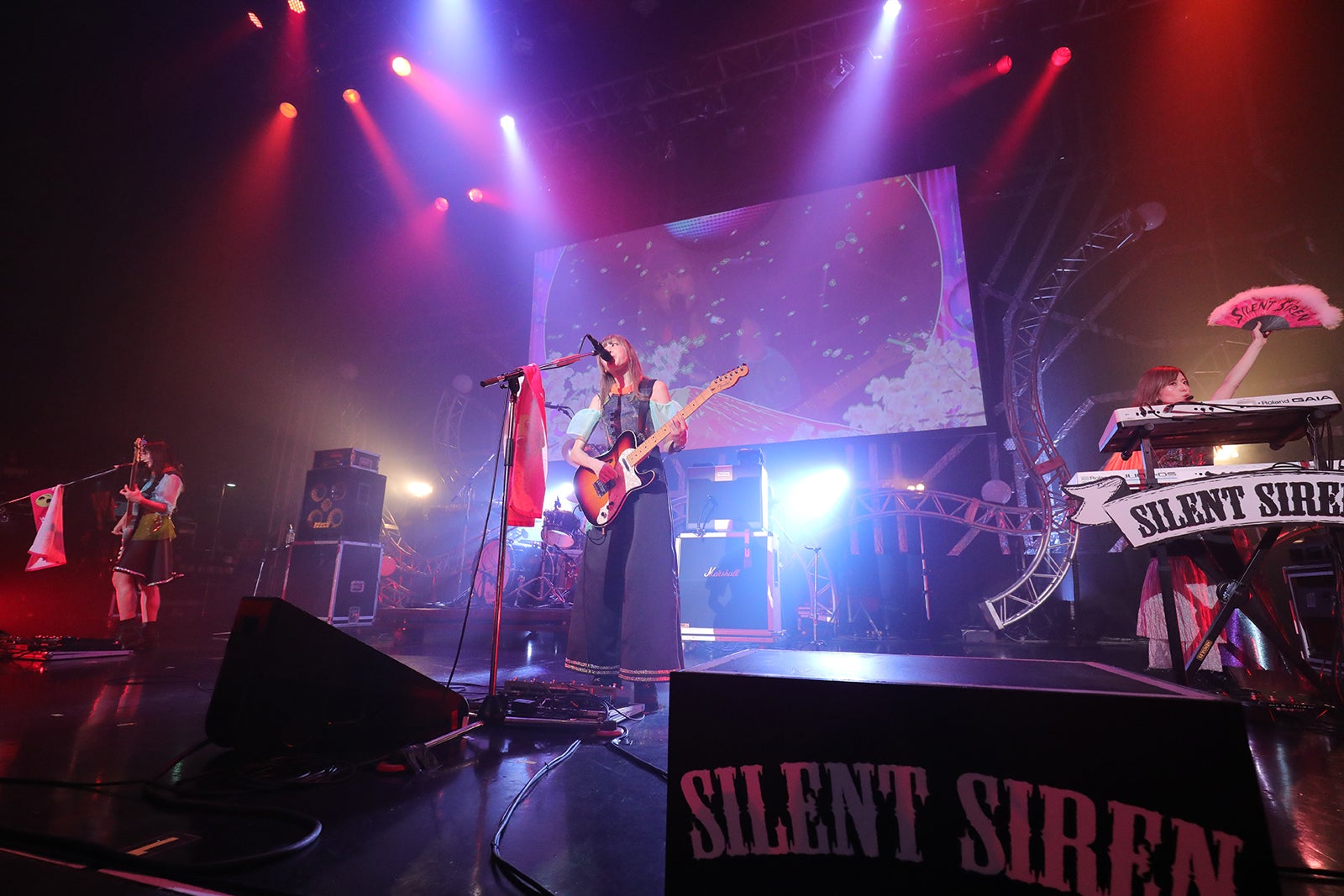 SILENT SIREN（撮影：TEZRO HIRANO）