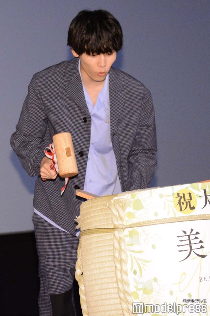 樽酒を割る萩原利久(C)モデルプレス