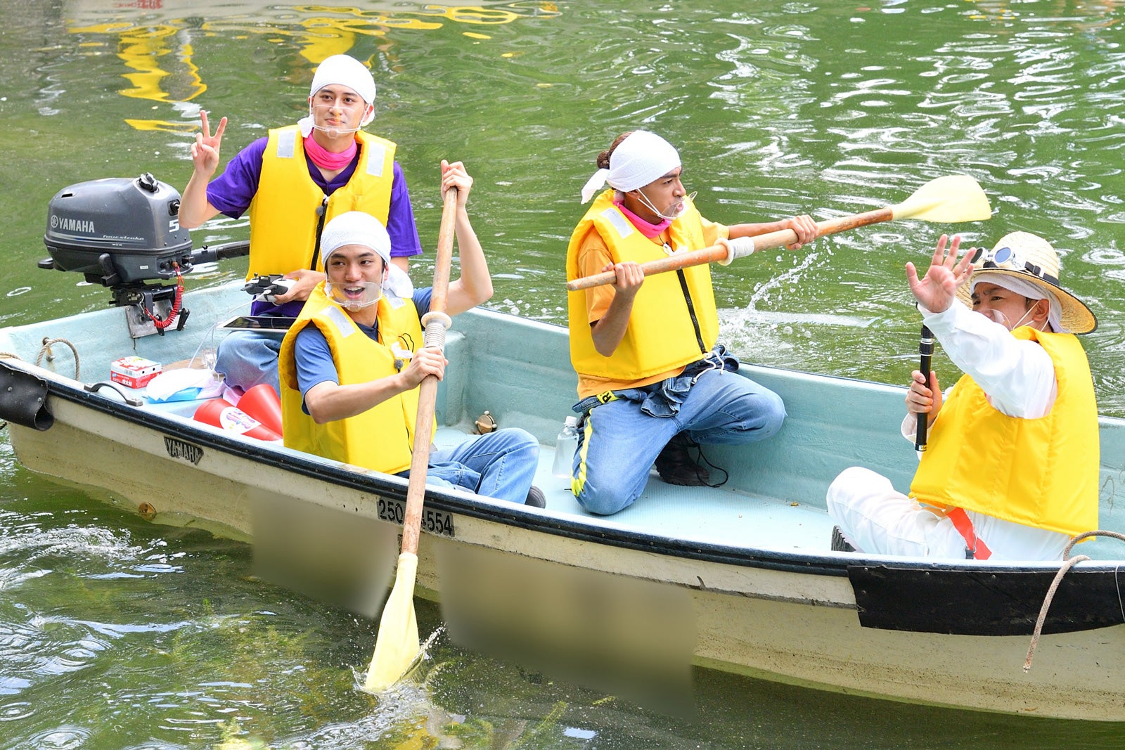 北外堀での生態調査（左から）小島健、正門良規、草間リチャード敬太、濱口優（C）MBS