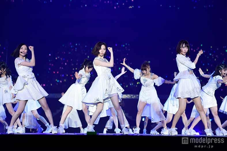 ライブの様子（C）AKS