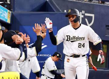 オリックス・紅林 左足の違和感で大事を取って交代 五回の守備から退く 初回に8号ソロ放つ