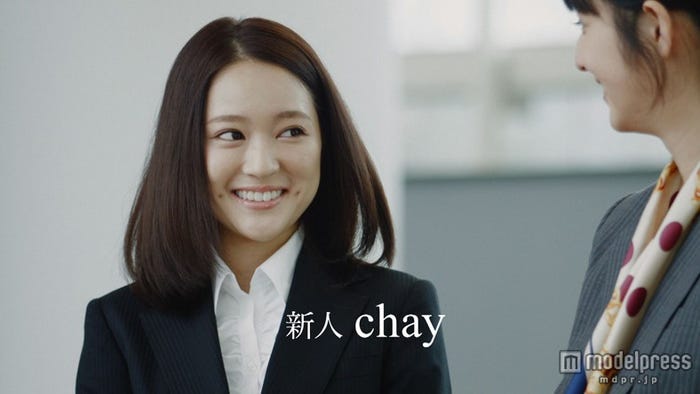「洋服の青山」の新CMに出演するchay