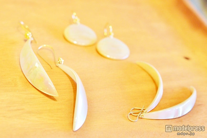 光の角度によって様々な色に変化する