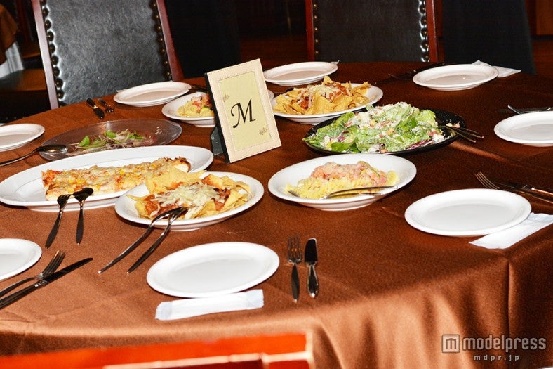 テーブルごとに給仕される料理