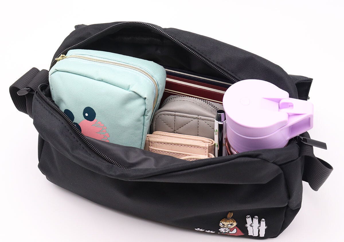 仕切りのないシンプルな内側にざっくり荷物を入れたバッグ
