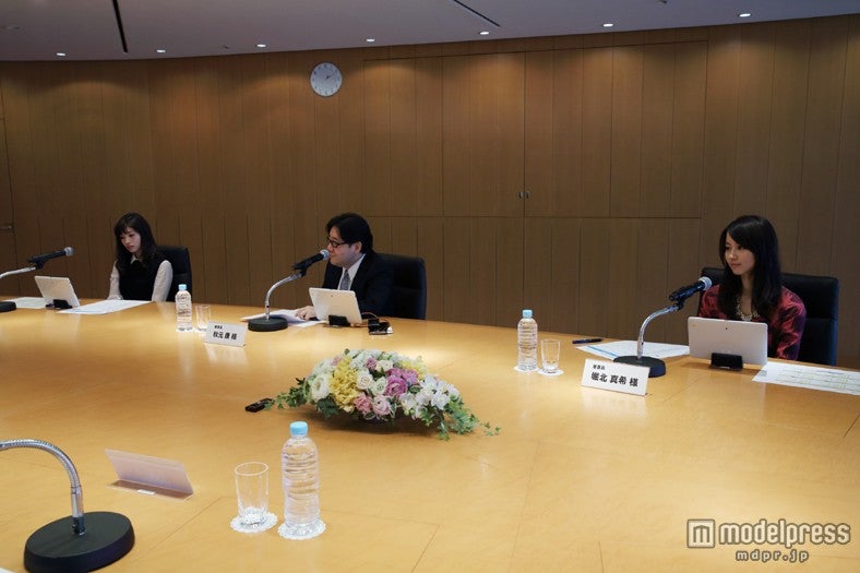 （左から）石原さとみ、秋元康氏、堀北真希