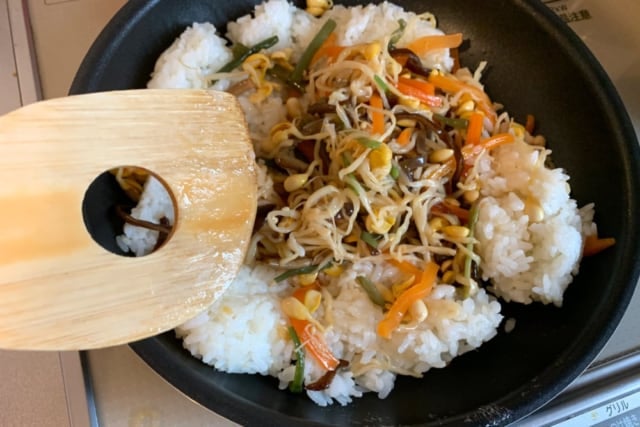 業務スーパーの6種類の具材入りビビンバをフライパンで温める