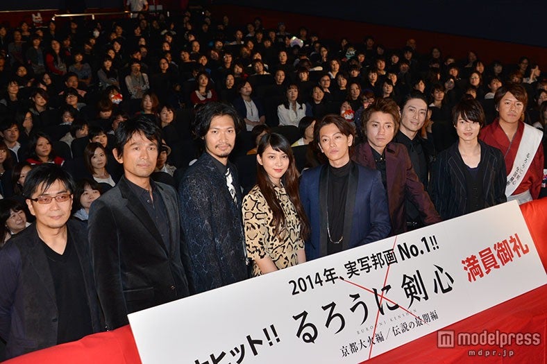 「るろうに剣心」舞台挨拶の模様（左から）大友啓史監督、江口洋介、青木崇高、武井咲、佐藤健、藤原竜也、伊勢谷友介、神木隆之介、長尾卓也