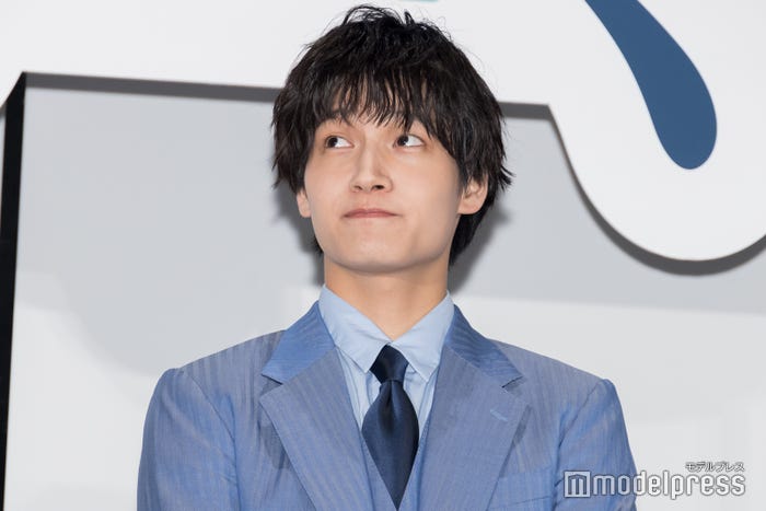 会場の歓声に笑顔を見せた佐野晶哉(C)モデルプレス