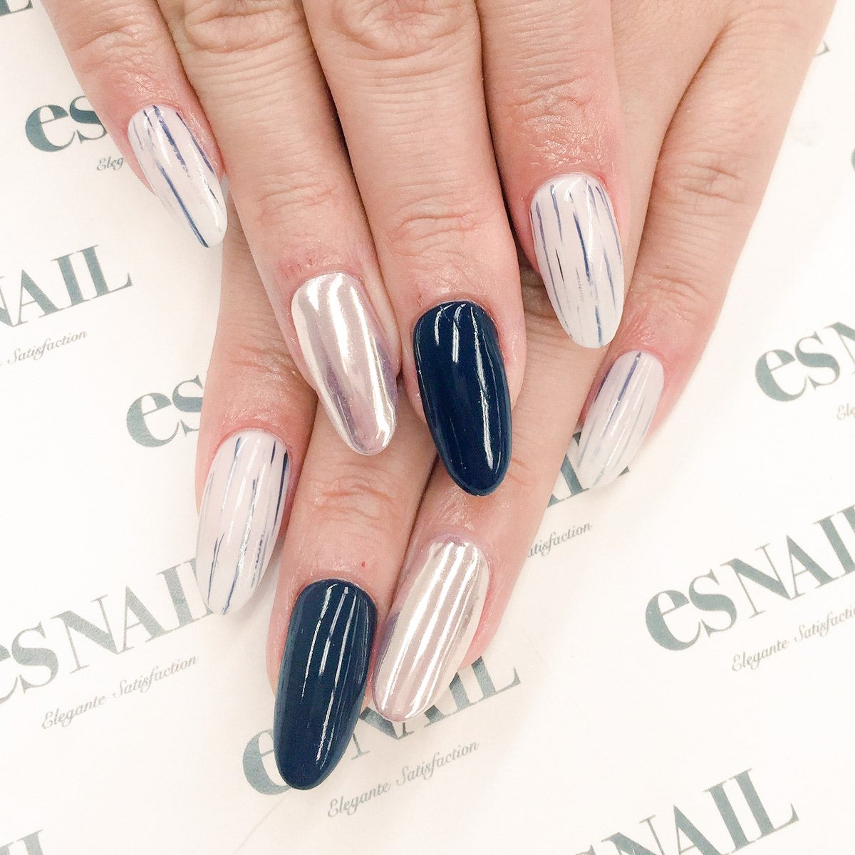 ミラーネイルをアクセントに／画像提供：esNAIL