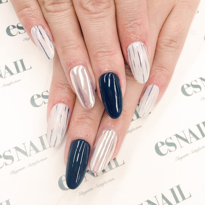 ミラーネイルをアクセントに/画像提供:esNAIL