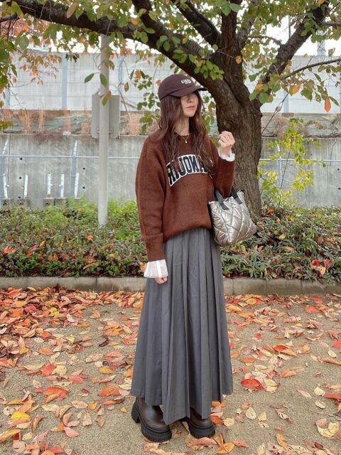 大人可愛いロゴカジュアルコーデ 2025冬ニットプリーツスカート大人可愛いロゴカジュアルコーデ