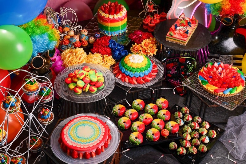 “サイケデリック”な極彩色のストロベリースイーツビュッフェ、大阪で開催