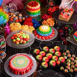 “サイケデリック”な極彩色のストロベリースイーツビュッフェ、大阪で開催