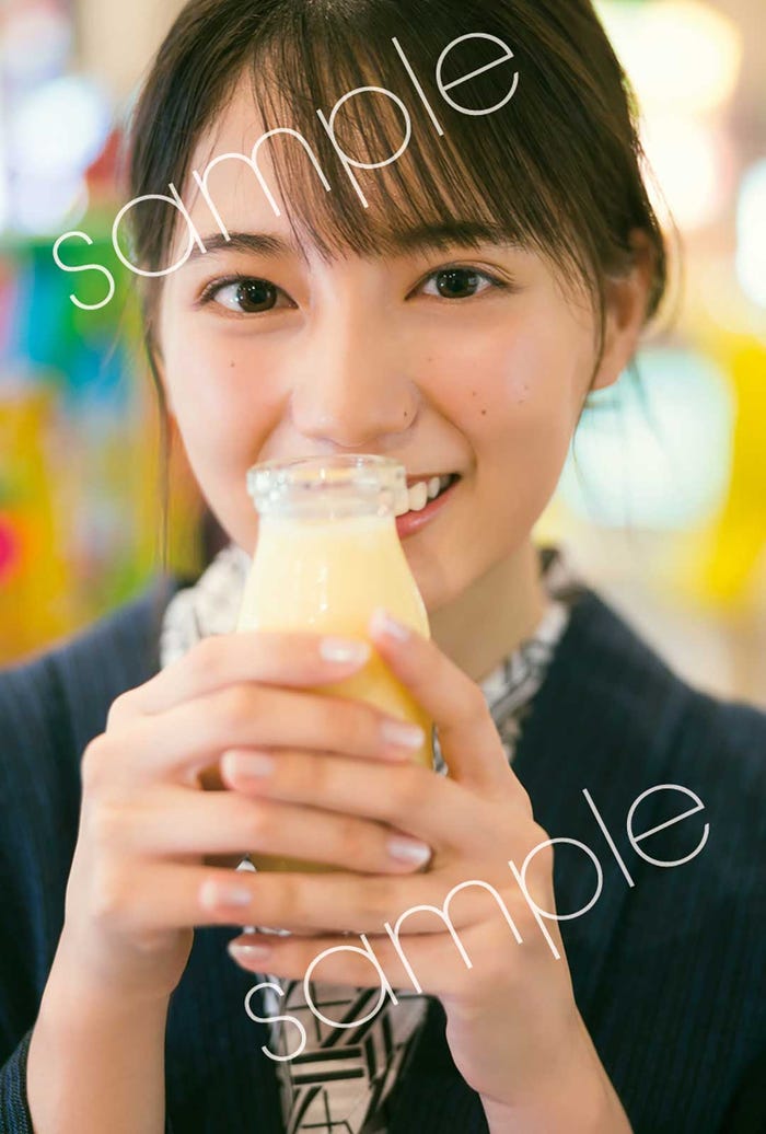小坂菜緒1st写真集『君は誰?』ポストカード星野書店版「湯上り彼女」/撮影:藤原宏