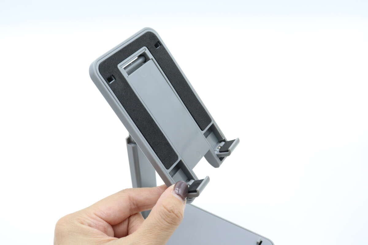 ダイソーの折り畳み式スマホスタンド