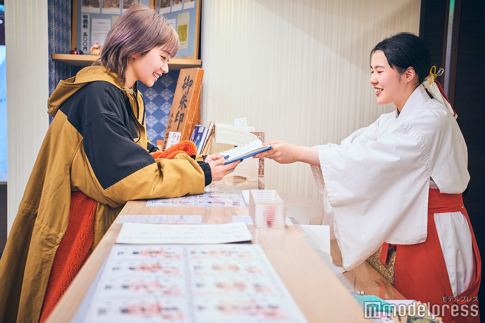 巫女さんとの会話で笑顔がこぼれる（C）モデルプレス