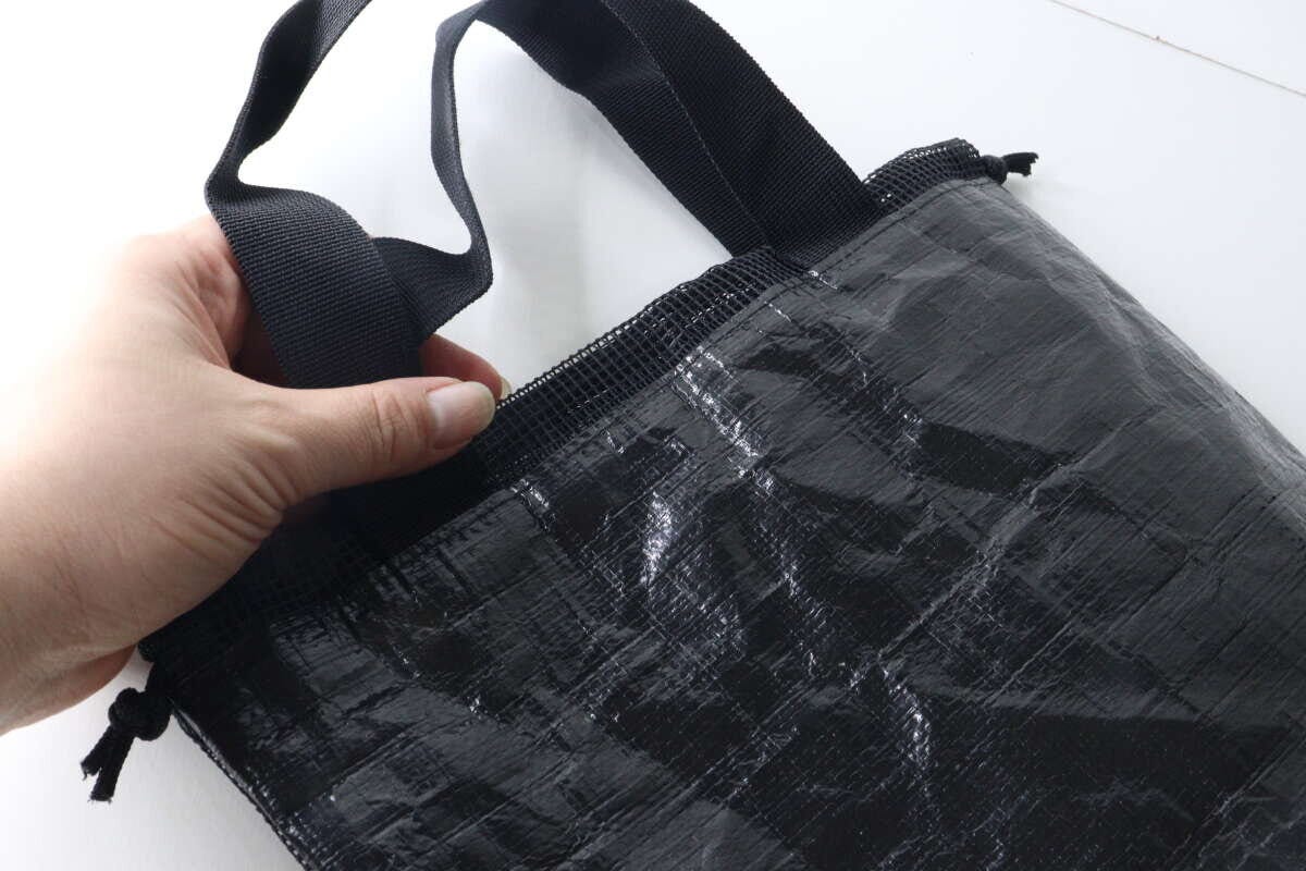 スパバッグのレジャーシート素材の側面を指で触って質感を確認
