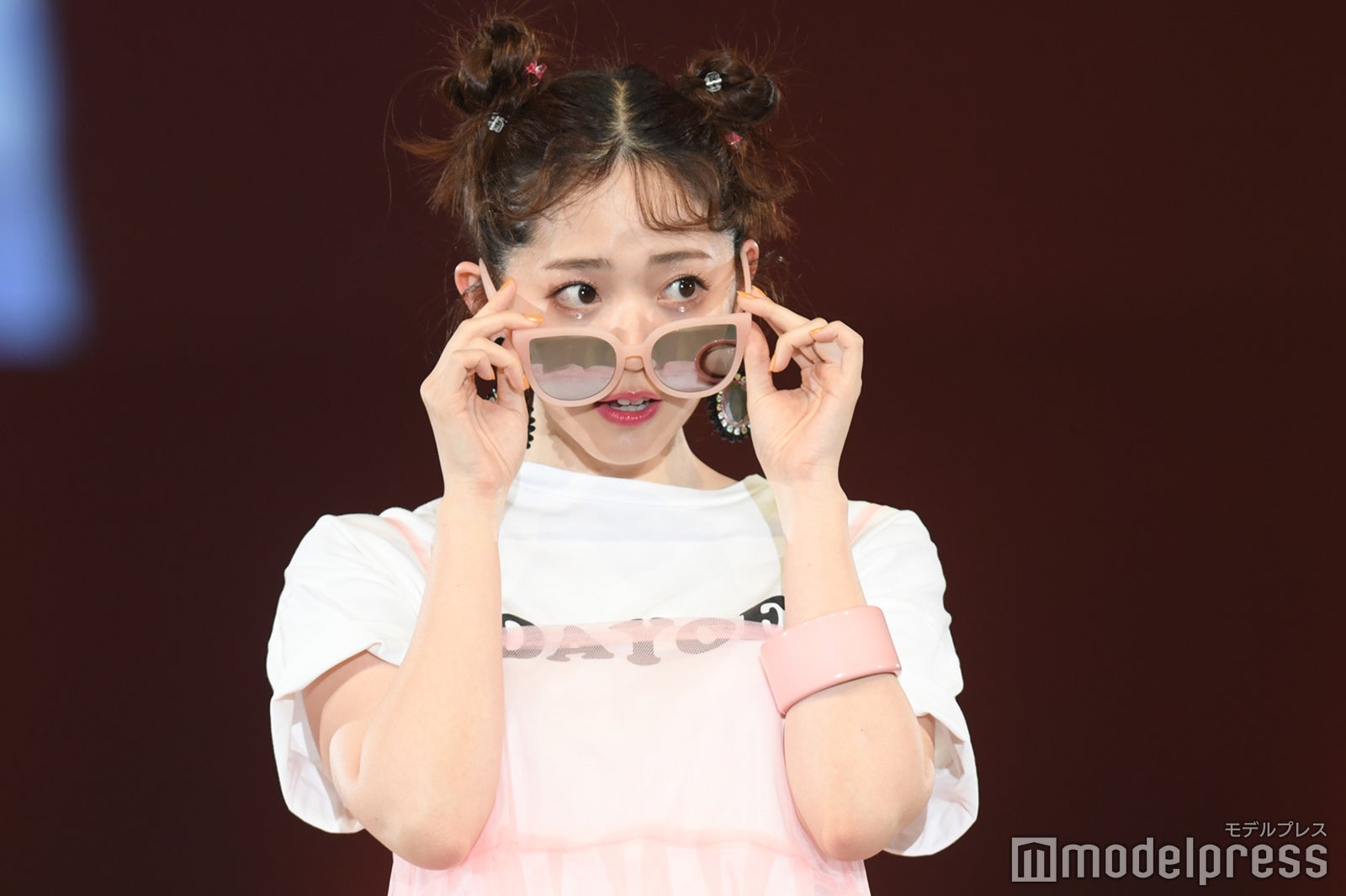 鈴木愛理、お団子ヘア＆ミニキャミでキュート全開＜札幌コレクション 2022 S／S＞