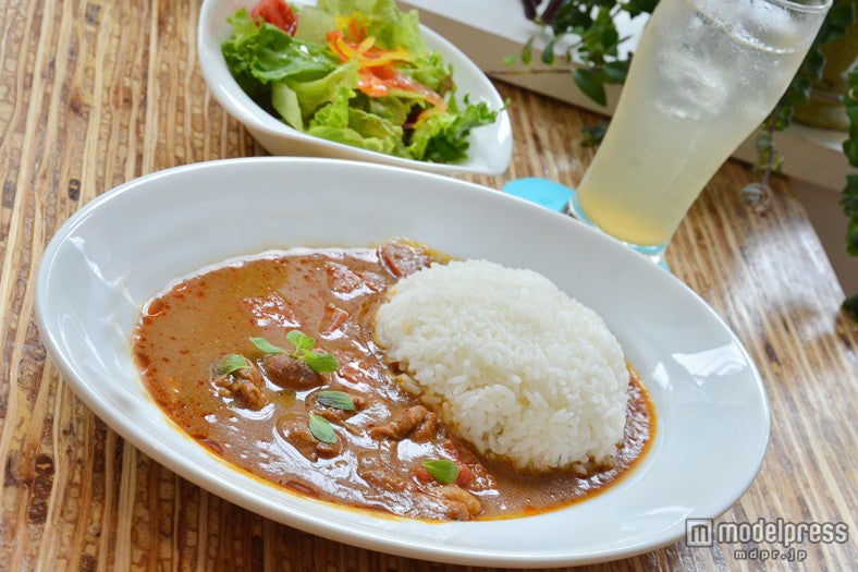 「フルーツトマトのヘルシー本格カリー」にはドリンク・サラダがセットに