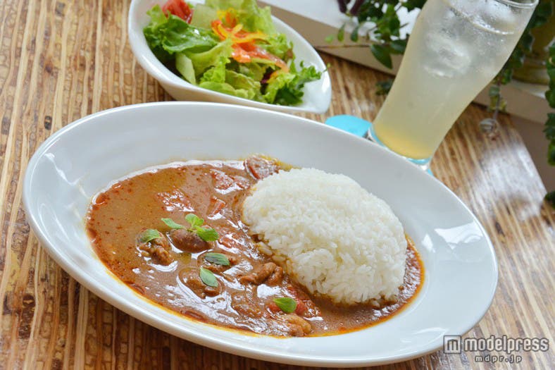 「フルーツトマトのヘルシー本格カリー」にはドリンク・サラダがセットに