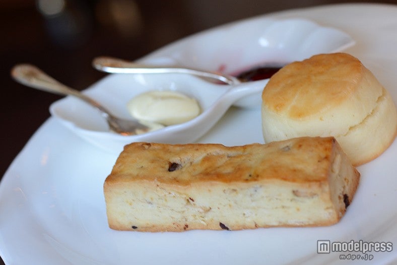 「“ディズニー夏祭り”アフタヌーンティーセット」／スコーン