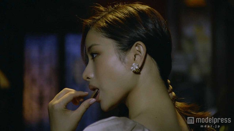 石原さとみのうなじにうっとり／新CMより【モデルプレス】