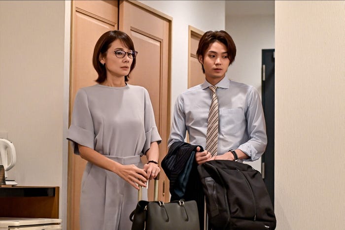 吉田羊、磯村勇斗(C)TBS