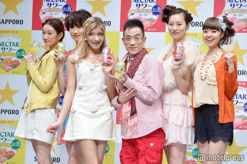 左から：本山順子、坂本ちえ、ローラ、クリス松村、梅澤レナ、山中彩