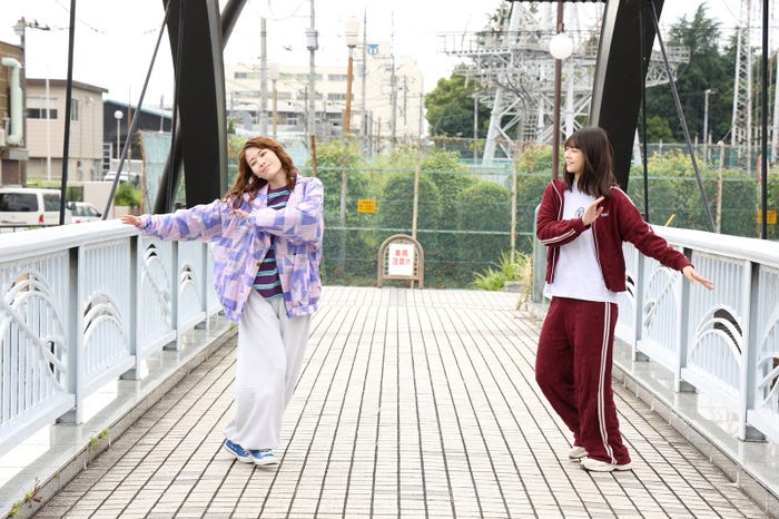 岩本蓮加、冨里奈央「ふたりエスケープ」第4話(C)田口囁一・一迅社/「ふたりエスケープ」製作委員会