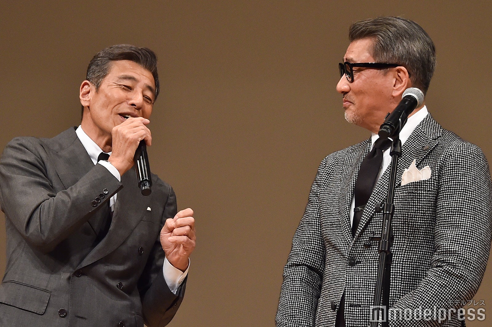 中井貴一の痛烈なツッコミに笑ってしまう舘ひろし （C）モデルプレス