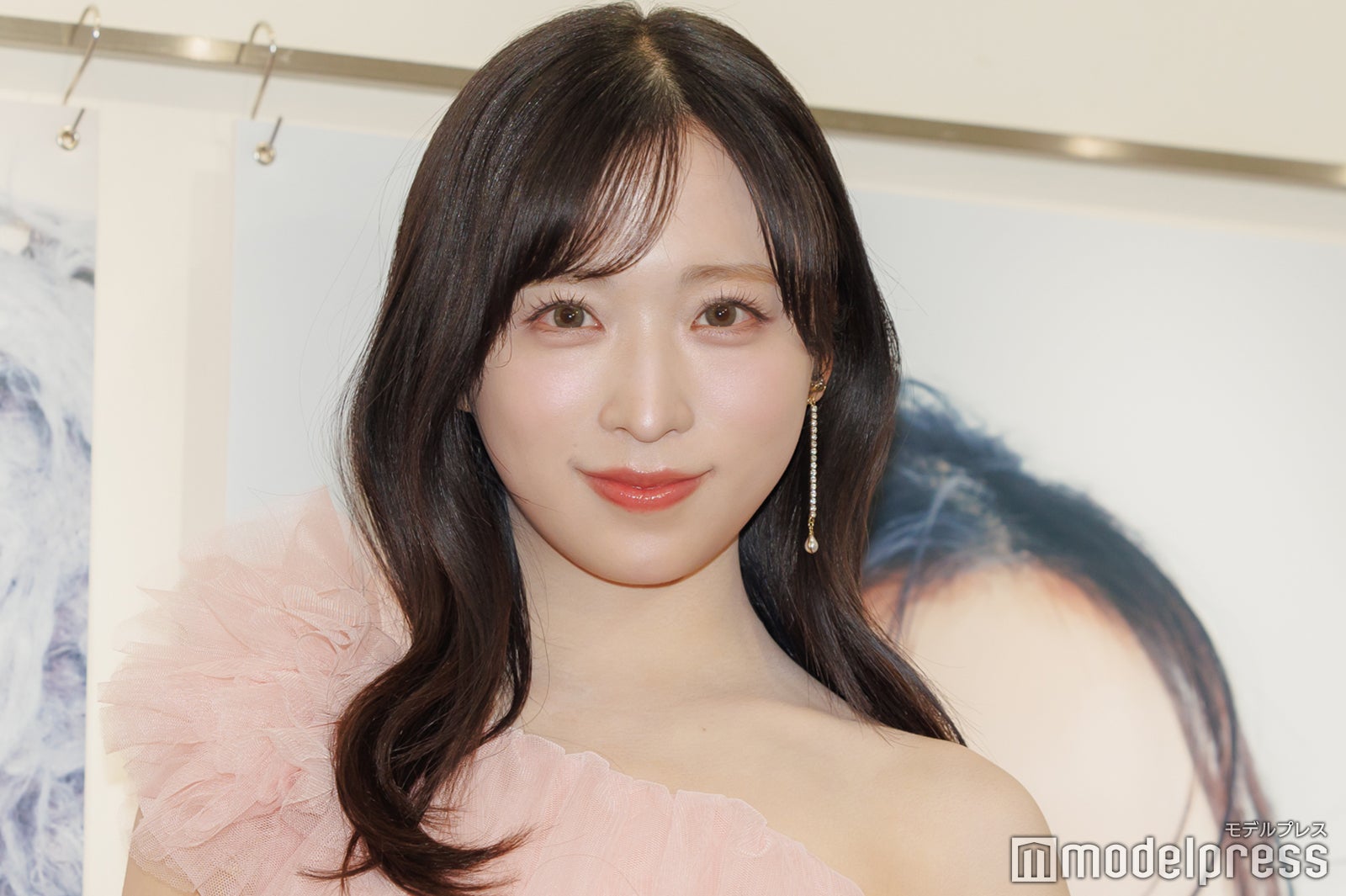 AKB48小栗有以、スリット×ワンショルドレス姿披露 デビュー11年