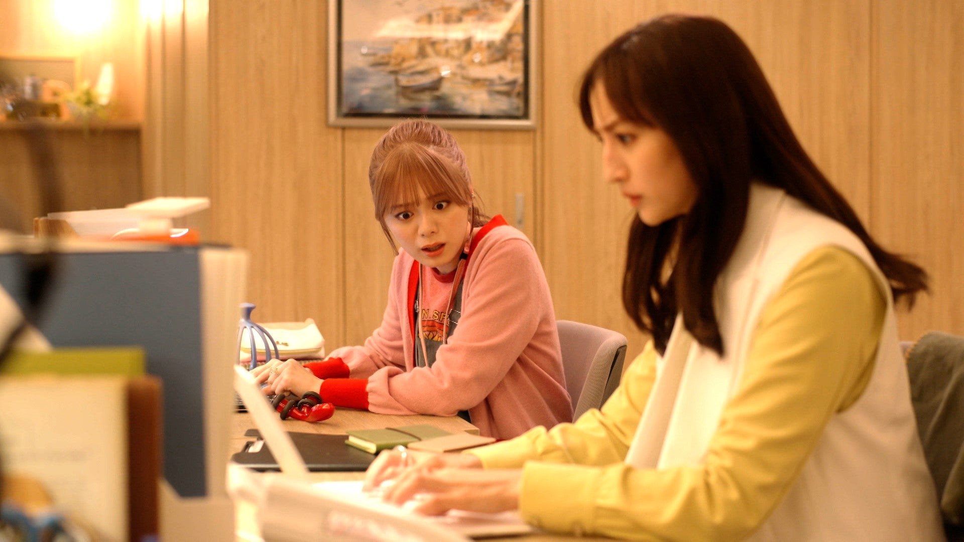 紺野彩夏、堀田茜「好きなオトコと別れたい」第5話（C）テレビ東京