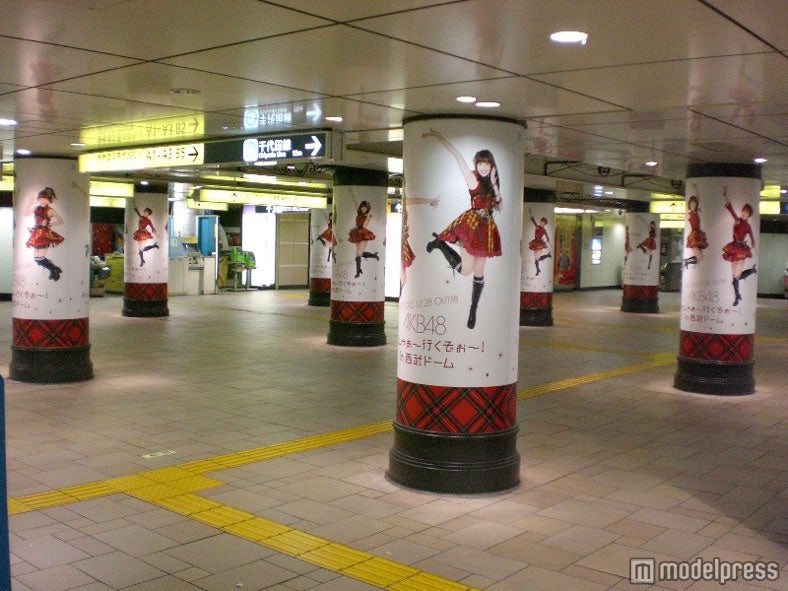 AKB48話題の広告「表参道駅構内コンコース」