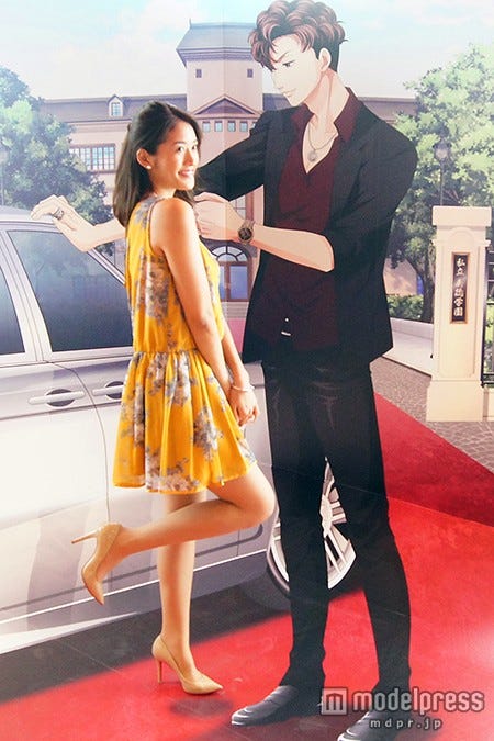 指定の位置に立つと“顎クイ”されているような写真に