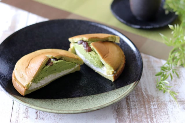 ファミマのダブルクリームサンド抹茶＆ホイップクリームお皿に乗せて