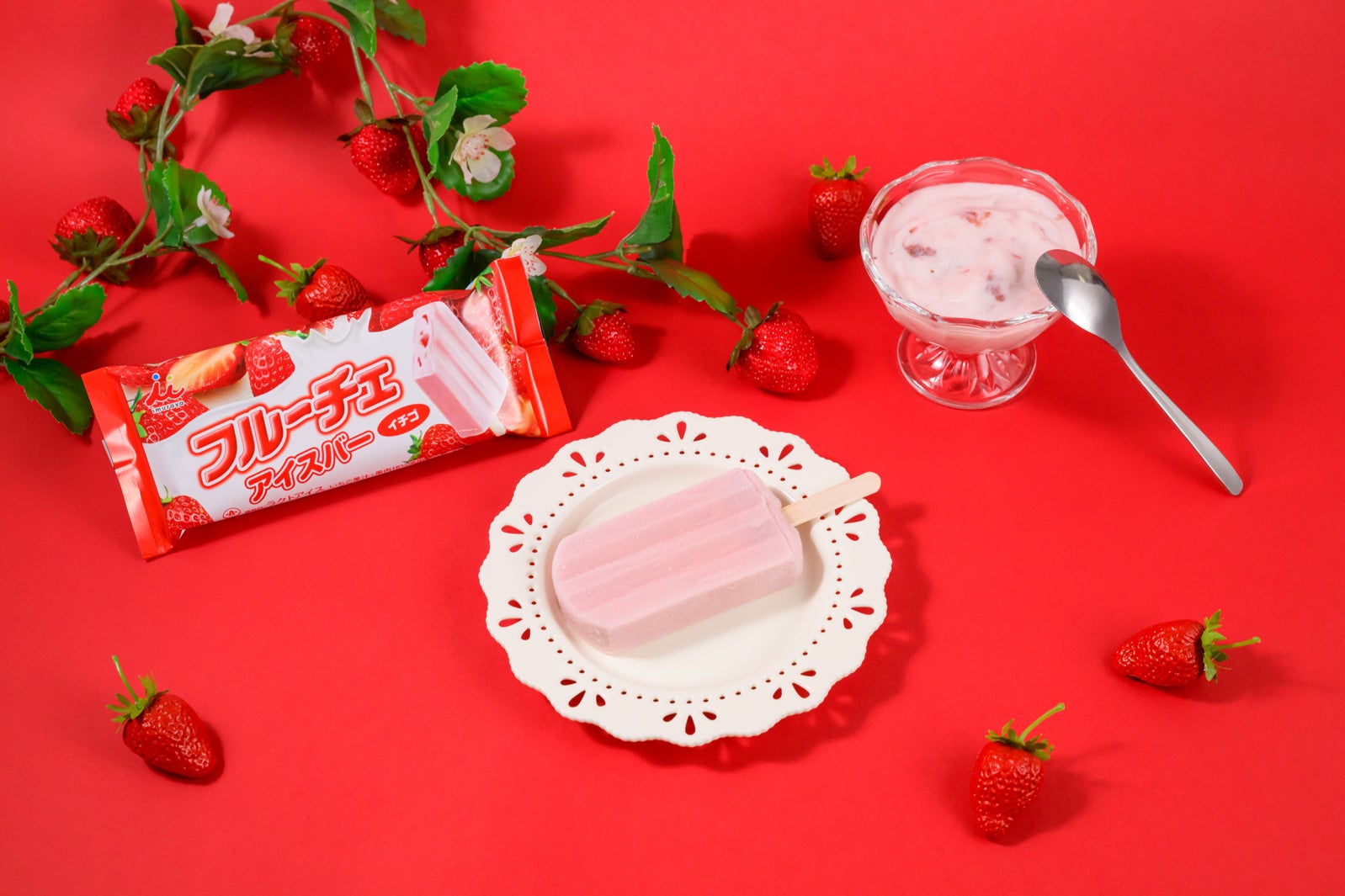 【ファミマ×フルーチェ】コラボアイス初登場！いちご果肉感も表現したロングセラーの味、チルド飲料もリニューアル
