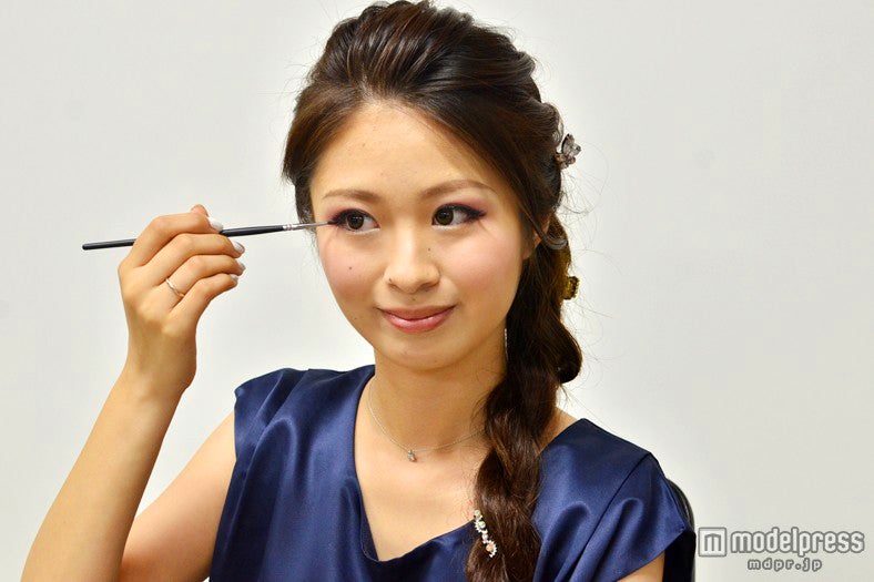 アイラインは目尻を太めにし、キャットライン風に