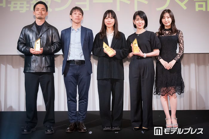 荒井俊雄プロデューサー、倉地雄大プロデューサー、井上穂乃香プロデューサー、小林杏奈プロデューサー、寺田御子氏(C)モデルプレス