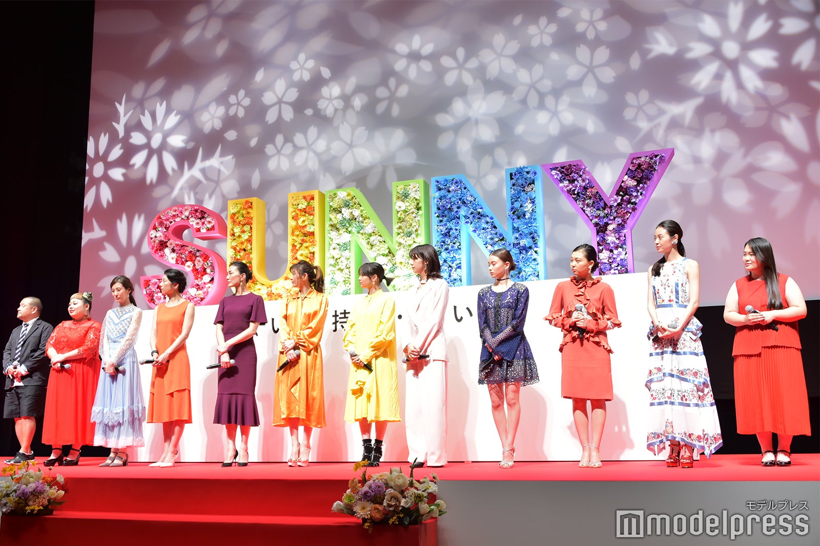 （左から）大根仁監督、渡辺直美、ともさかりえ、板谷由夏、篠原涼子、広瀬すず、池田エライザ、山本舞香、野田美桜、田辺桃子、富田望生（C）モデルプレス