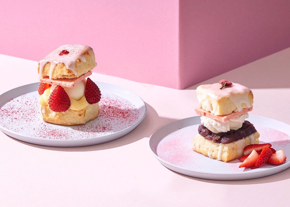 左から：いちご“発酵”バターのスコーンサンド 濃厚カスタード／ リコッタチーズあんこ（780円）／画像提供：コンテンポラリープランニングセンター（CPCenter）